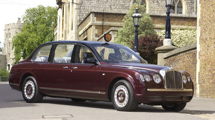 Στο φεστιβάλ Coronation στους κήπους του Buckingham, θα εκτεθεί η βασιλική λιμουζίνα της Βασίλισσας Ελισάβετ, η οποία κατασκευάστηκε το 2002, για τa 5